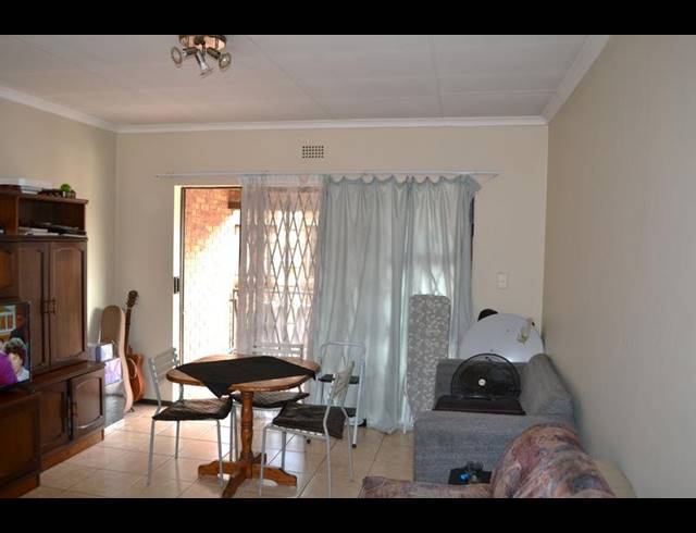 2 BEDROOM TOWNHOUSE FOR SALE IN SONNEVELD